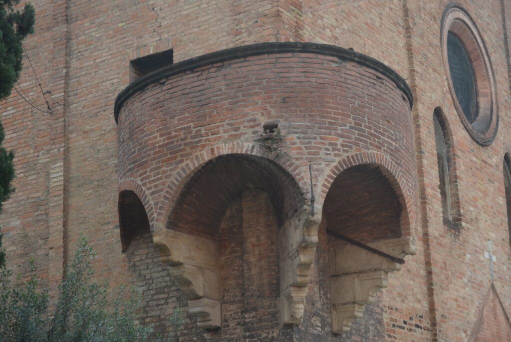 how to hold effective meetings - medieval stone balcony